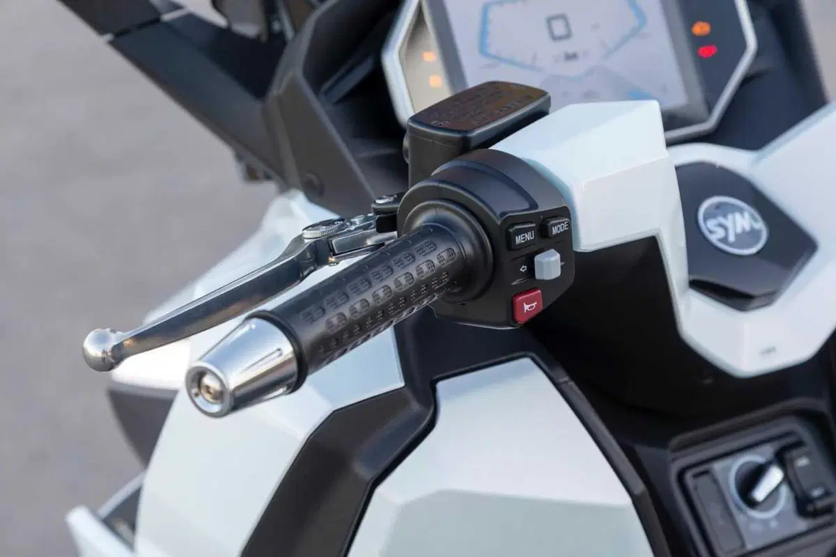 Uno scooter GT comodo e versatile a buon prezzo? Abbiamo testato il nuovo Cruisym 400 [VIDEO] (22)