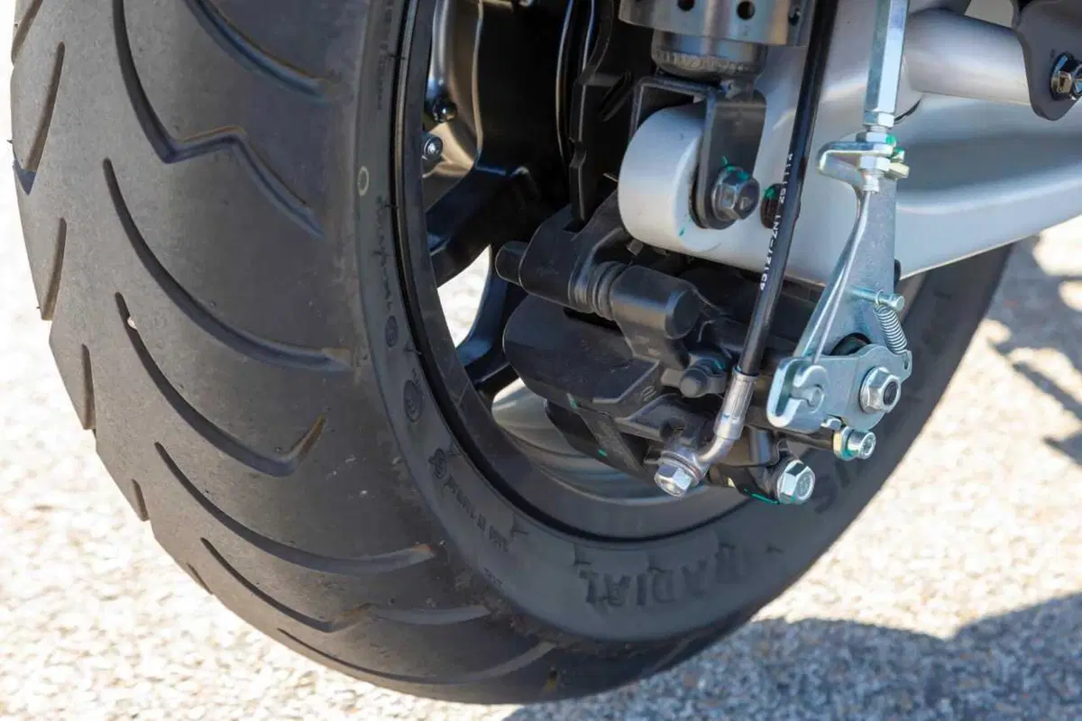 Uno scooter GT comodo e versatile a buon prezzo? Abbiamo testato il nuovo Cruisym 400 [VIDEO] (27)