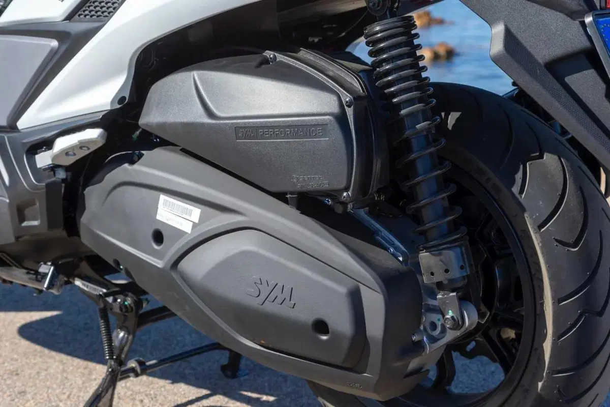 Uno scooter GT comodo e versatile a buon prezzo? Abbiamo testato il nuovo Cruisym 400 [VIDEO] (28)