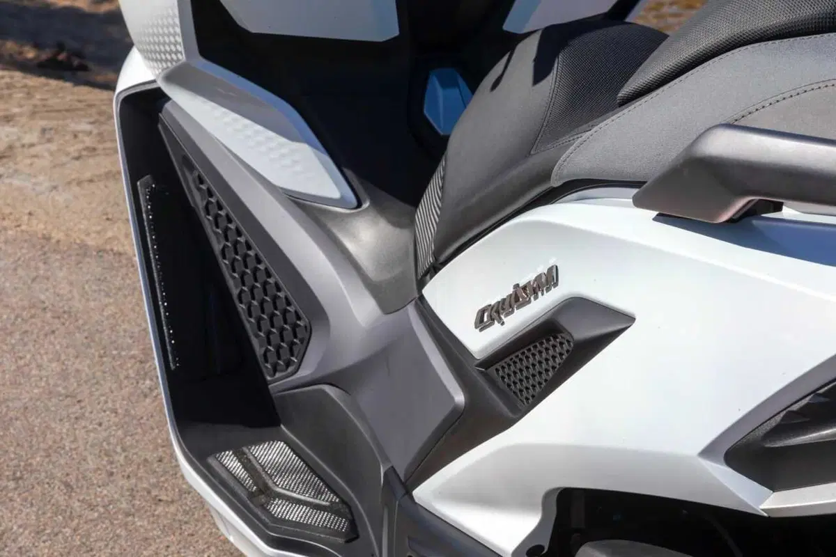 Uno scooter GT comodo e versatile a buon prezzo? Abbiamo testato il nuovo Cruisym 400 [VIDEO] (29)