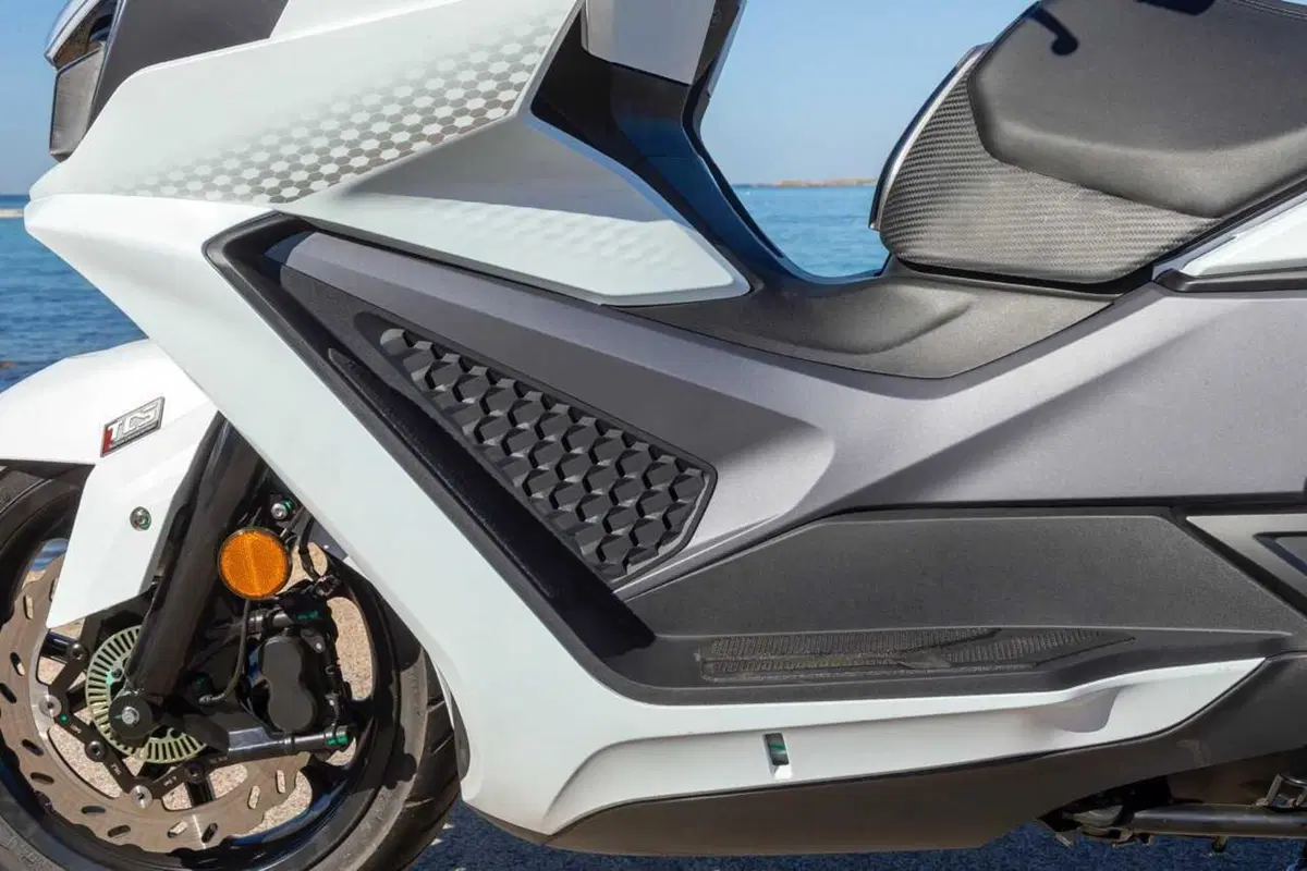 Uno scooter GT comodo e versatile a buon prezzo? Abbiamo testato il nuovo Cruisym 400 [VIDEO] (32)