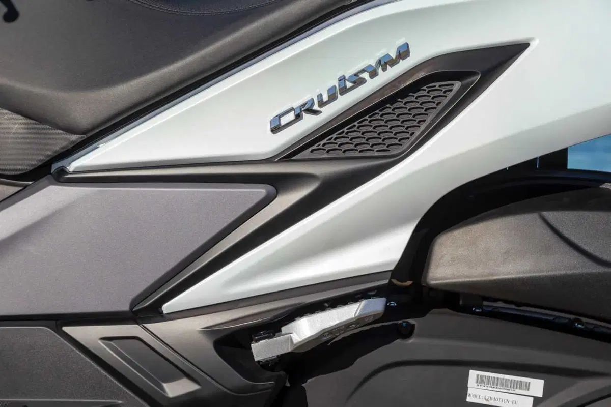 Uno scooter GT comodo e versatile a buon prezzo? Abbiamo testato il nuovo Cruisym 400 [VIDEO] (33)