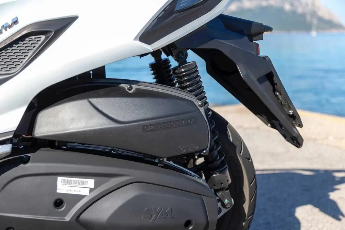 Uno scooter GT comodo e versatile a buon prezzo? Abbiamo testato il nuovo Cruisym 400 [VIDEO] (34)