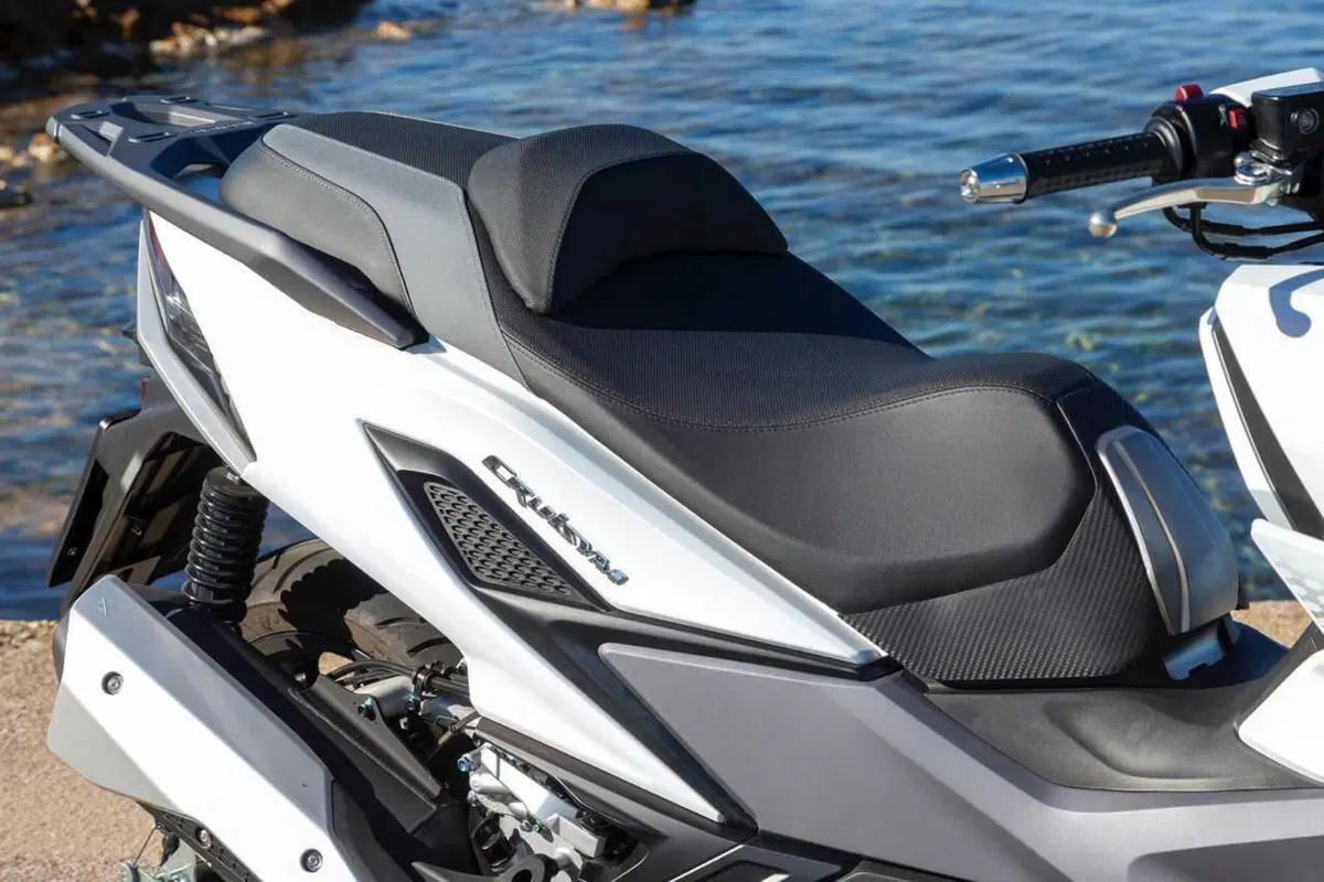 Uno scooter GT comodo e versatile a buon prezzo? Abbiamo testato il nuovo Cruisym 400 [VIDEO] (47)