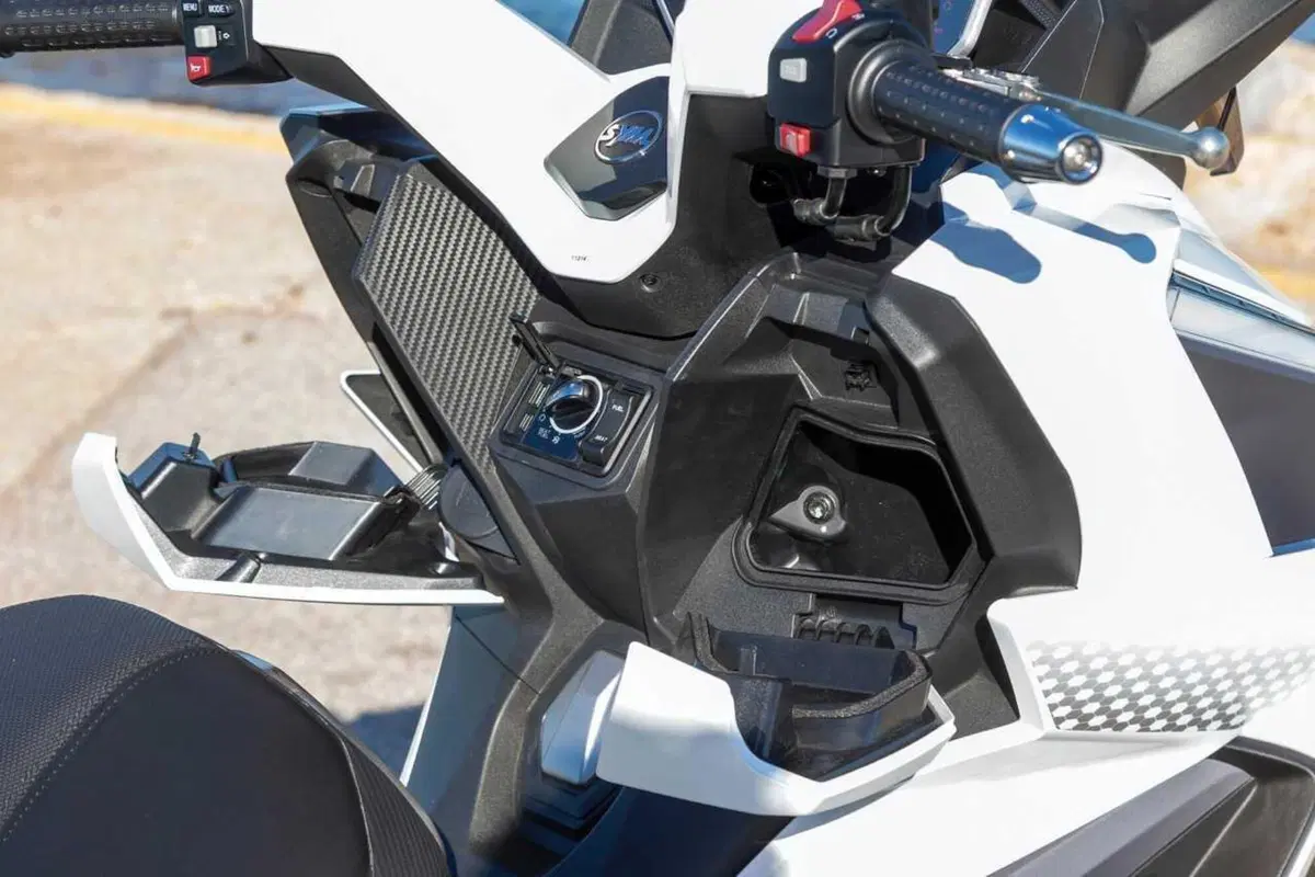 Uno scooter GT comodo e versatile a buon prezzo? Abbiamo testato il nuovo Cruisym 400 [VIDEO] (52)