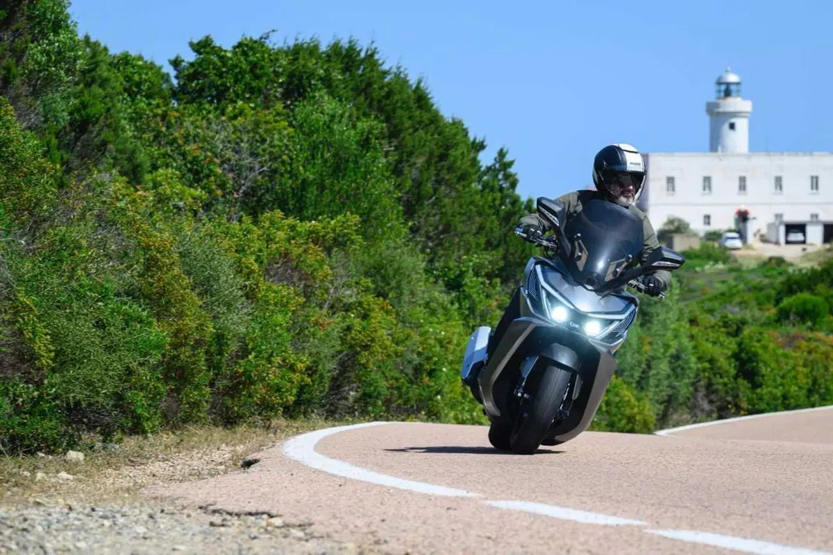 Uno scooter GT comodo e versatile a buon prezzo? Abbiamo testato il nuovo Cruisym 400 [VIDEO] (6)
