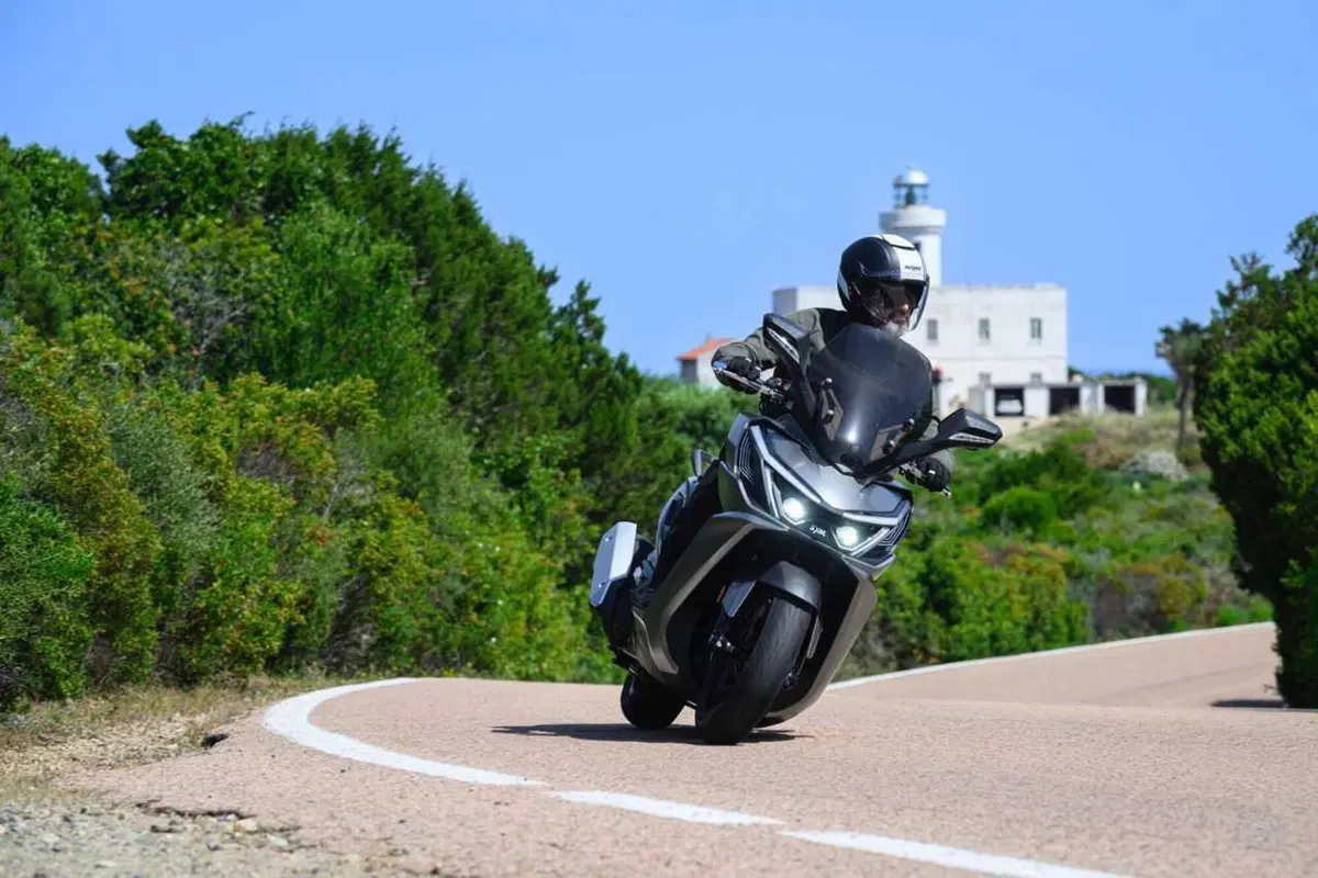 Uno scooter GT comodo e versatile a buon prezzo? Abbiamo testato il nuovo Cruisym 400 [VIDEO] (7)