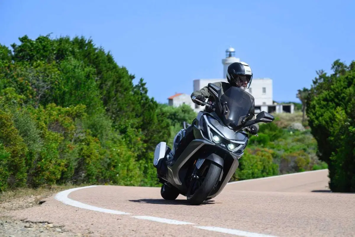 Uno scooter GT comodo e versatile a buon prezzo? Abbiamo testato il nuovo Cruisym 400 [VIDEO] (8)