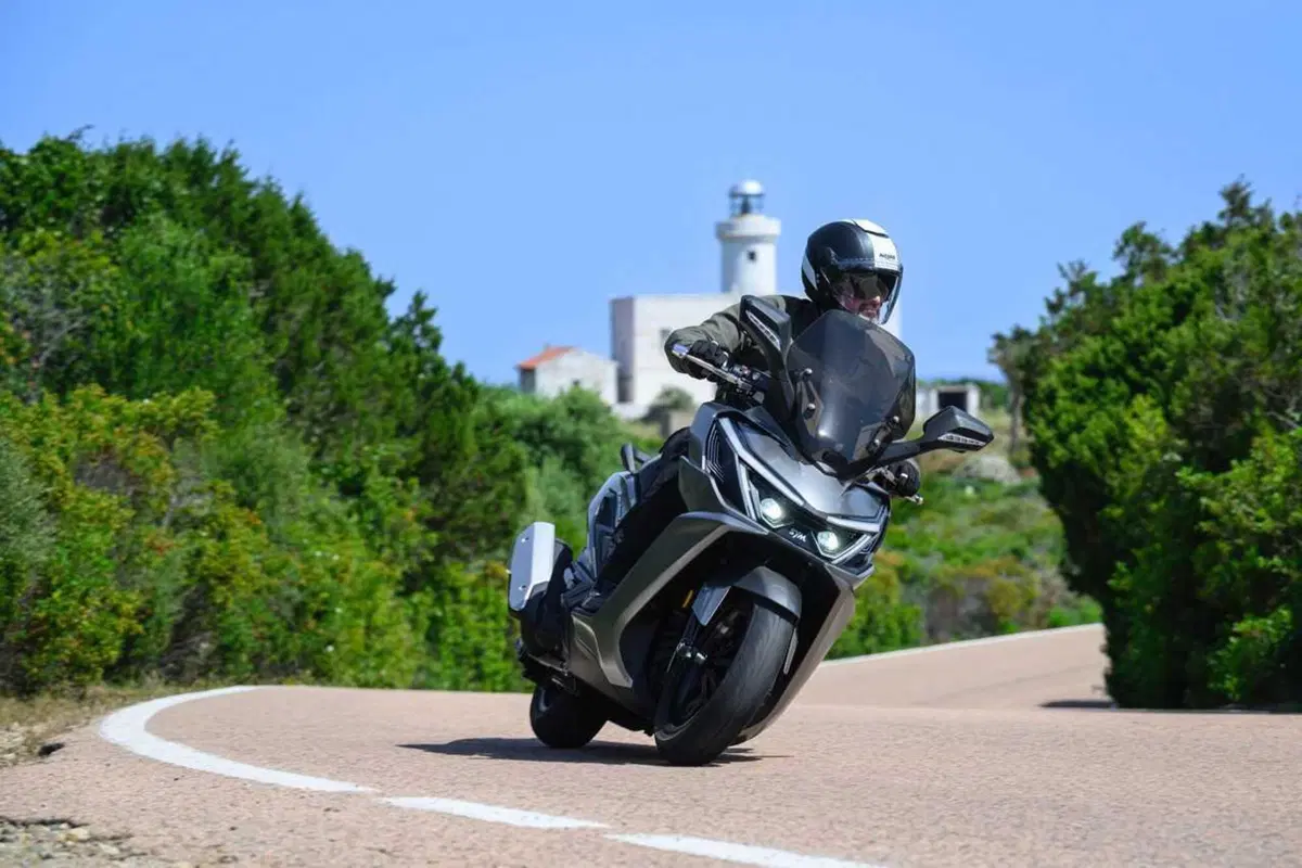 Uno scooter GT comodo e versatile a buon prezzo? Abbiamo testato il nuovo Cruisym 400 [VIDEO] (9)