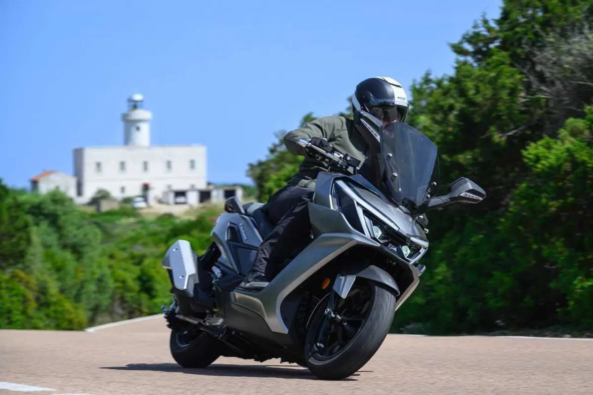 Uno scooter GT comodo e versatile a buon prezzo? Abbiamo testato il nuovo Cruisym 400 [VIDEO] (10)