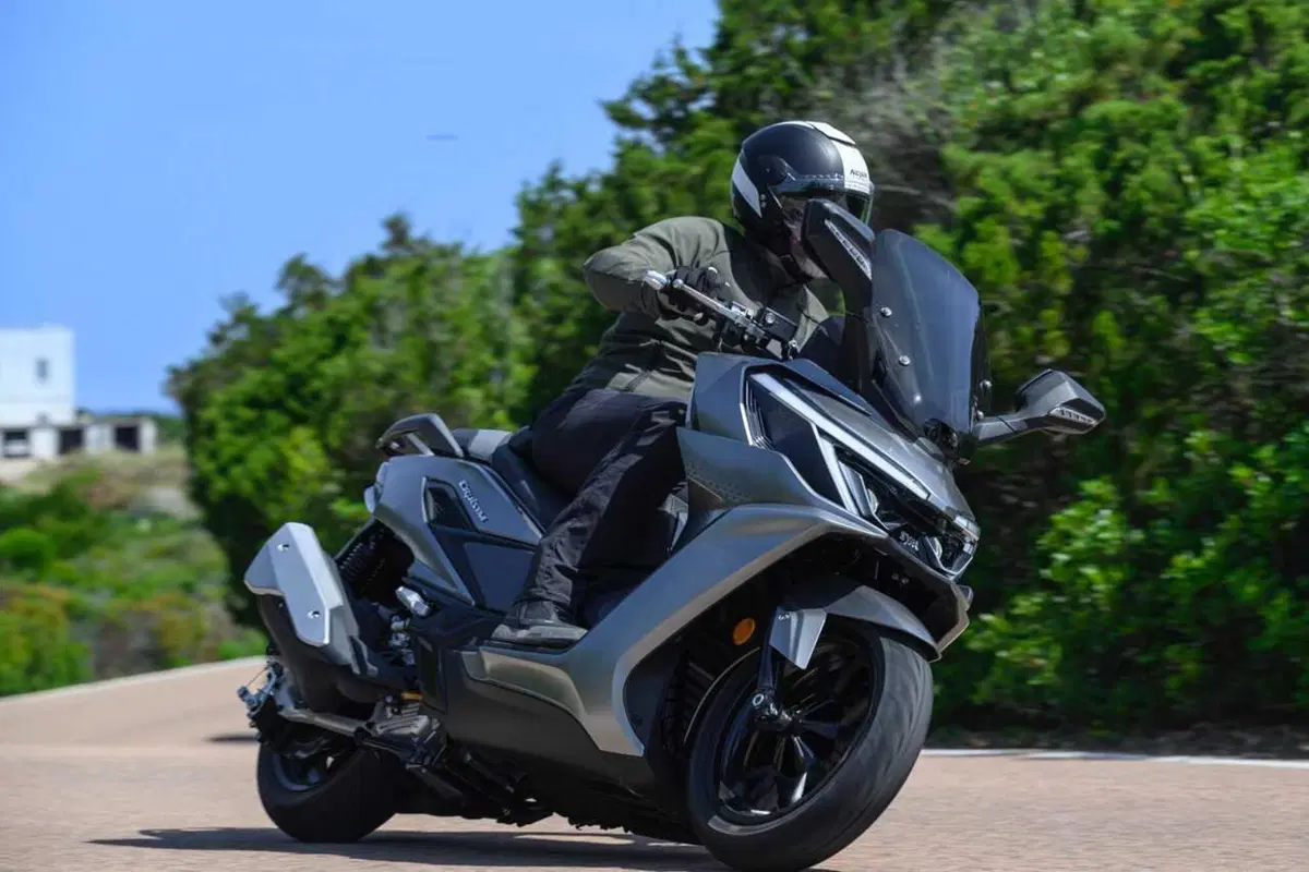 Uno scooter GT comodo e versatile a buon prezzo? Abbiamo testato il nuovo Cruisym 400 [VIDEO] (11)