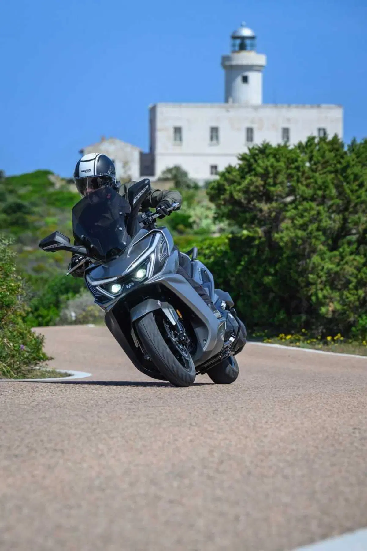 Uno scooter GT comodo e versatile a buon prezzo? Abbiamo testato il nuovo Cruisym 400 [VIDEO] (18)