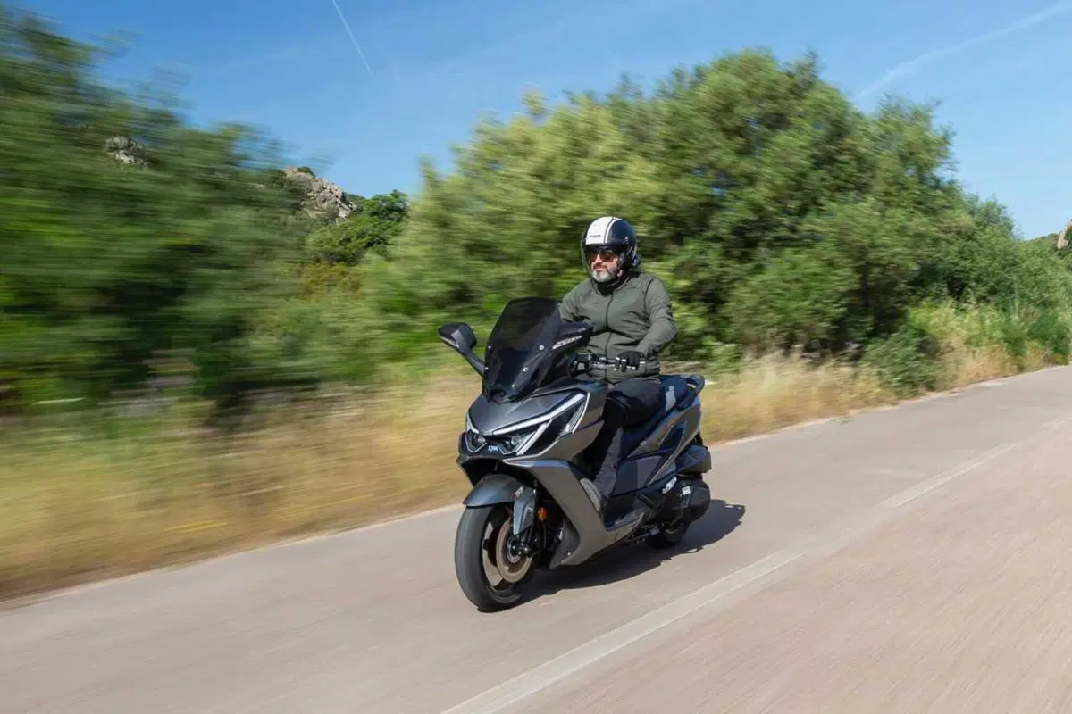 Uno scooter GT comodo e versatile a buon prezzo? Abbiamo testato il nuovo Cruisym 400 [VIDEO] (22)