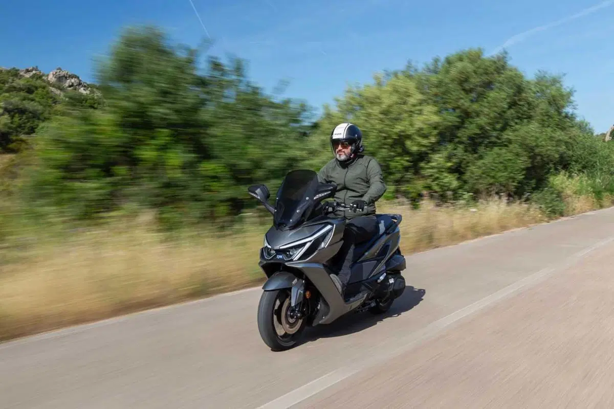 Uno scooter GT comodo e versatile a buon prezzo? Abbiamo testato il nuovo Cruisym 400 [VIDEO] (23)