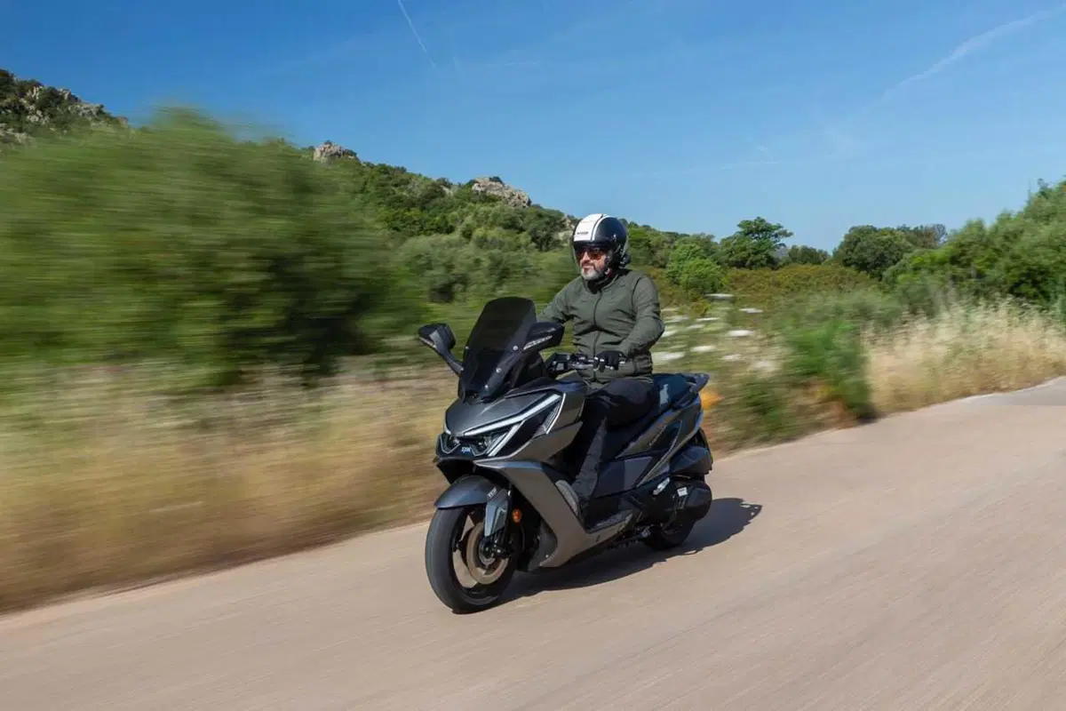 Uno scooter GT comodo e versatile a buon prezzo? Abbiamo testato il nuovo Cruisym 400 [VIDEO] (24)