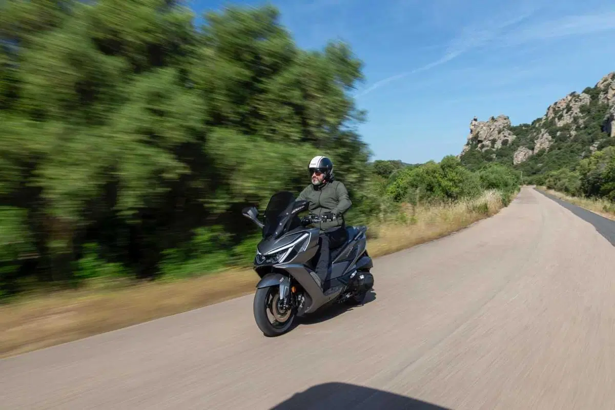 Uno scooter GT comodo e versatile a buon prezzo? Abbiamo testato il nuovo Cruisym 400 [VIDEO] (25)