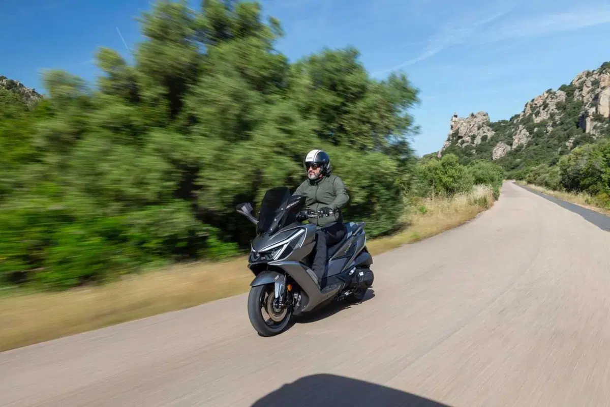 Uno scooter GT comodo e versatile a buon prezzo? Abbiamo testato il nuovo Cruisym 400 [VIDEO] (26)