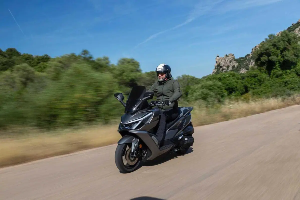 Uno scooter GT comodo e versatile a buon prezzo? Abbiamo testato il nuovo Cruisym 400 [VIDEO] (27)