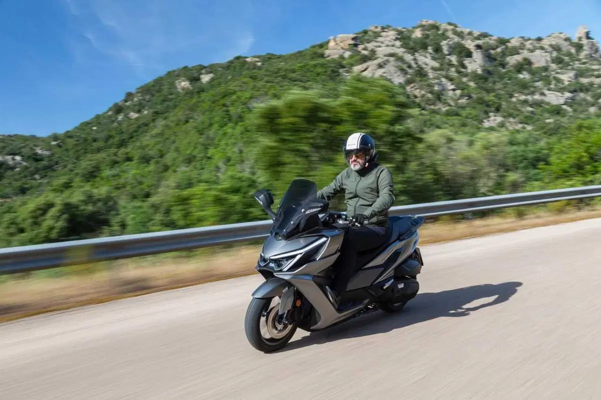 Uno scooter GT comodo e versatile a buon prezzo? Abbiamo testato il nuovo Cruisym 400 [VIDEO] (30)