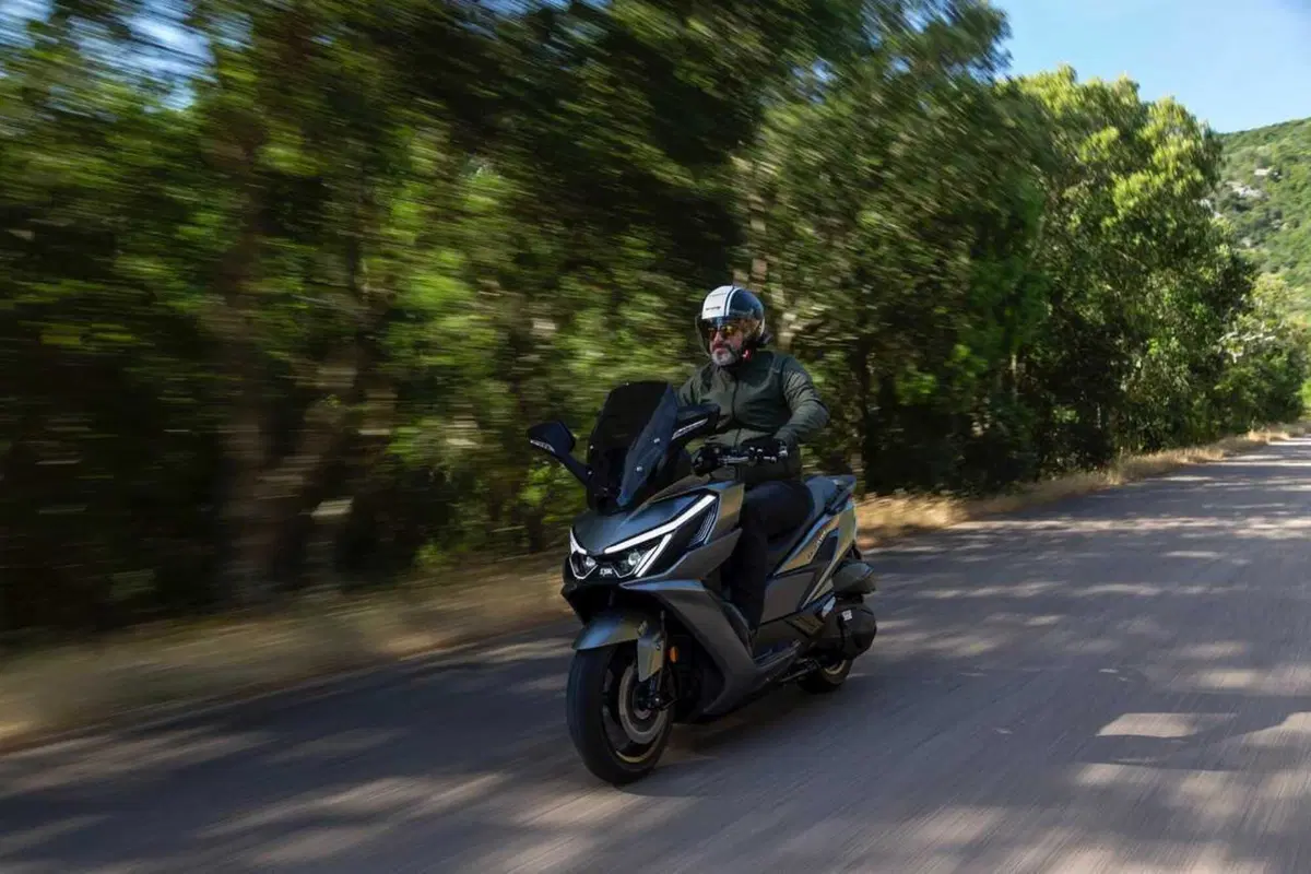 Uno scooter GT comodo e versatile a buon prezzo? Abbiamo testato il nuovo Cruisym 400 [VIDEO] (31)