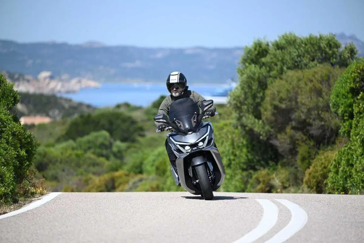 Uno scooter GT comodo e versatile a buon prezzo? Abbiamo testato il nuovo Cruisym 400 [VIDEO] (33)