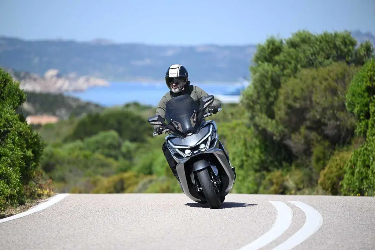 Uno scooter GT comodo e versatile a buon prezzo? Abbiamo testato il nuovo Cruisym 400 [VIDEO] (34)