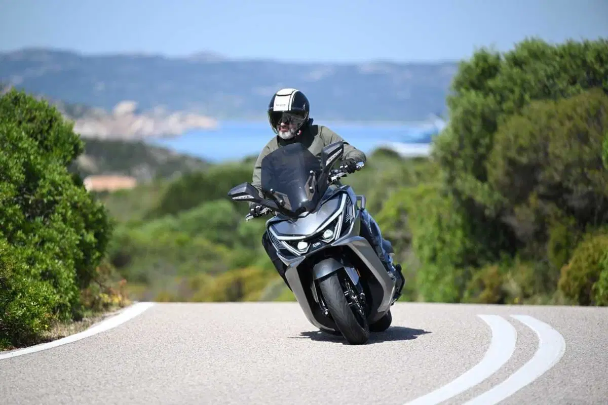 Uno scooter GT comodo e versatile a buon prezzo? Abbiamo testato il nuovo Cruisym 400 [VIDEO] (35)