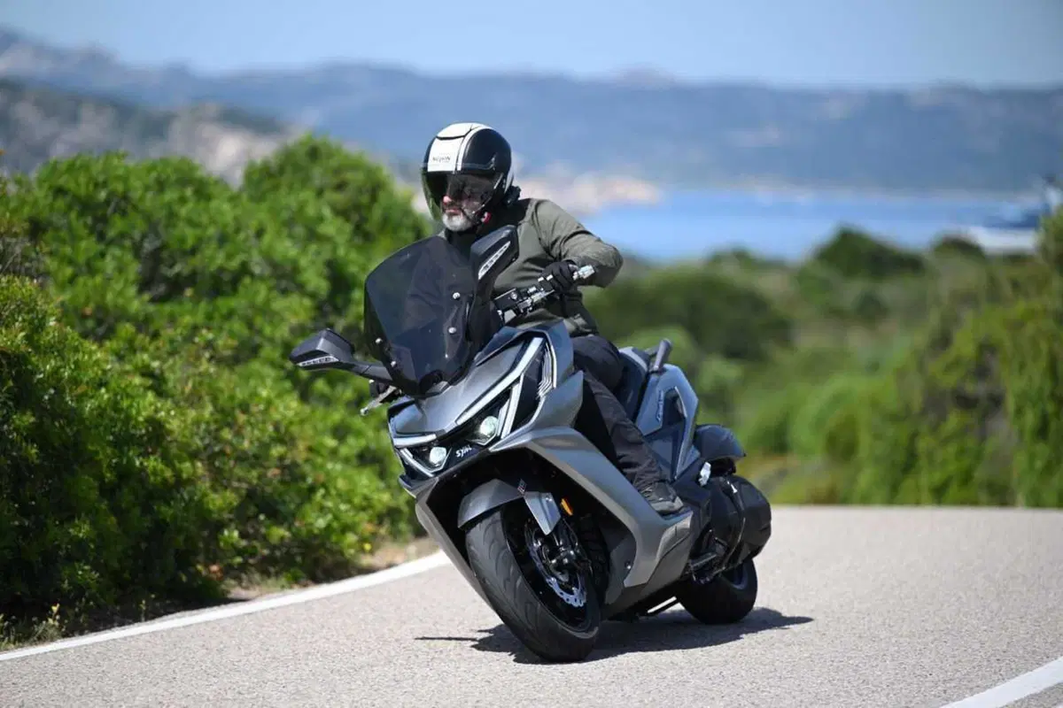 Uno scooter GT comodo e versatile a buon prezzo? Abbiamo testato il nuovo Cruisym 400 [VIDEO] (37)