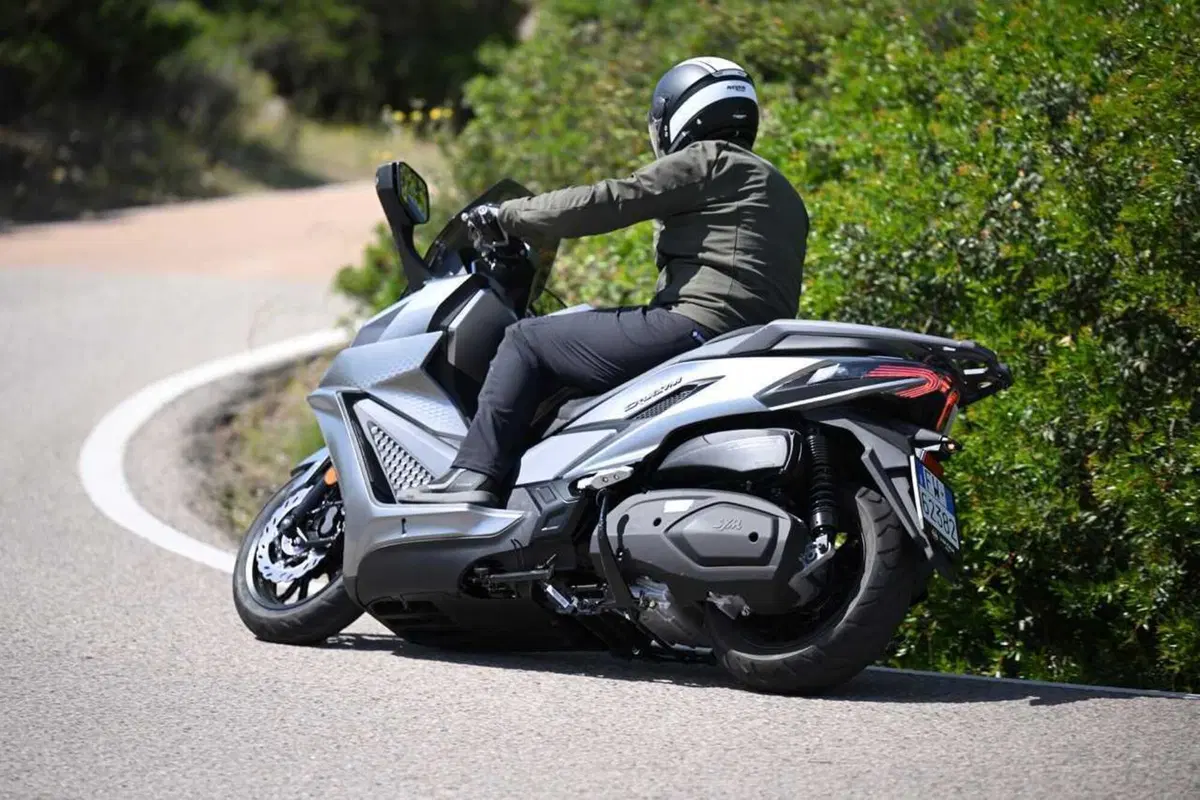 Uno scooter GT comodo e versatile a buon prezzo? Abbiamo testato il nuovo Cruisym 400 [VIDEO] (38)