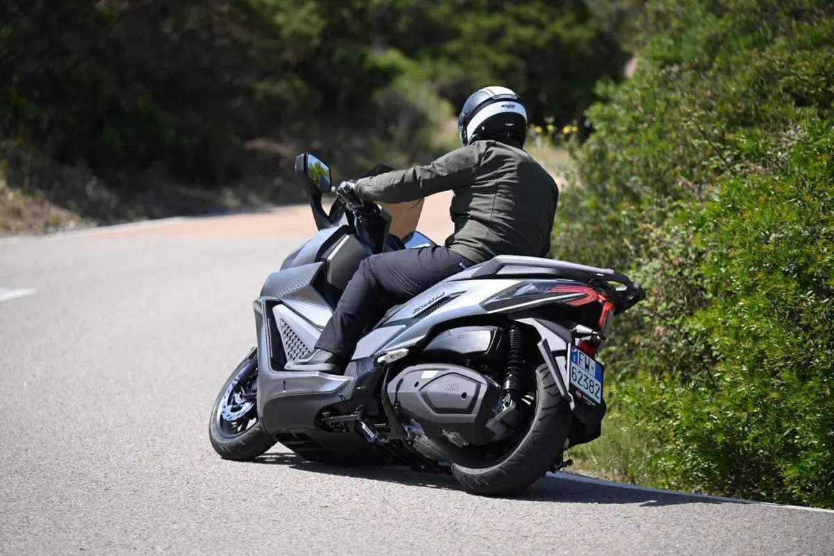 Uno scooter GT comodo e versatile a buon prezzo? Abbiamo testato il nuovo Cruisym 400 [VIDEO] (39)