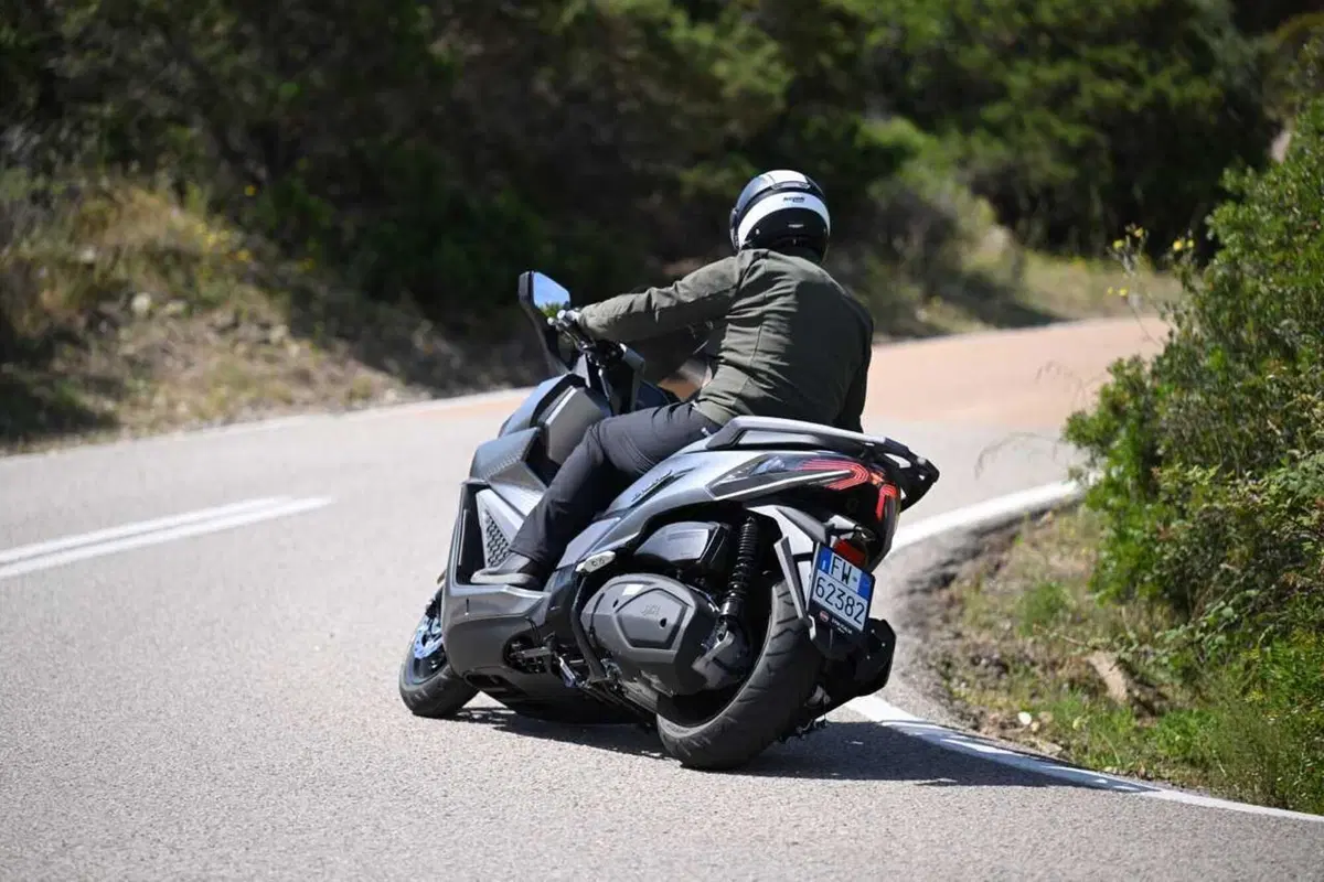 Uno scooter GT comodo e versatile a buon prezzo? Abbiamo testato il nuovo Cruisym 400 [VIDEO] (40)