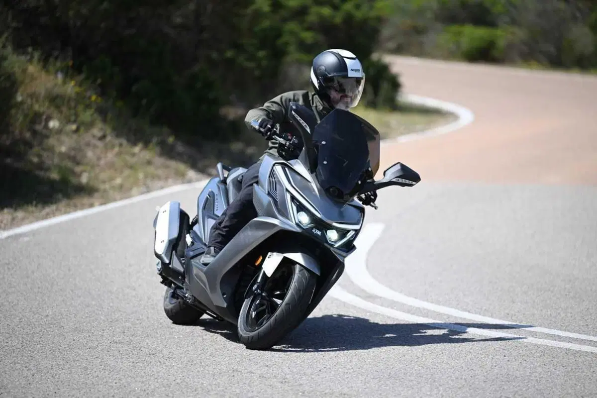 Uno scooter GT comodo e versatile a buon prezzo? Abbiamo testato il nuovo Cruisym 400 [VIDEO] (42)