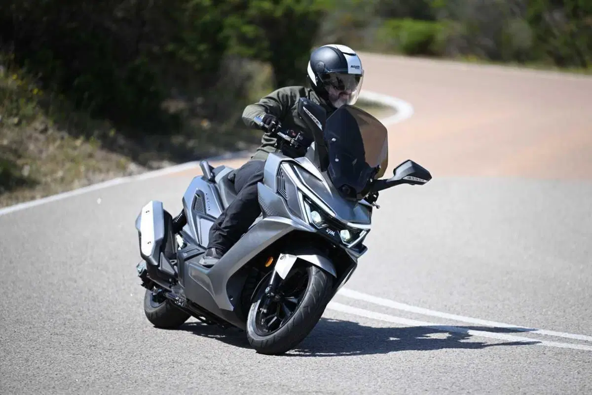 Uno scooter GT comodo e versatile a buon prezzo? Abbiamo testato il nuovo Cruisym 400 [VIDEO] (43)