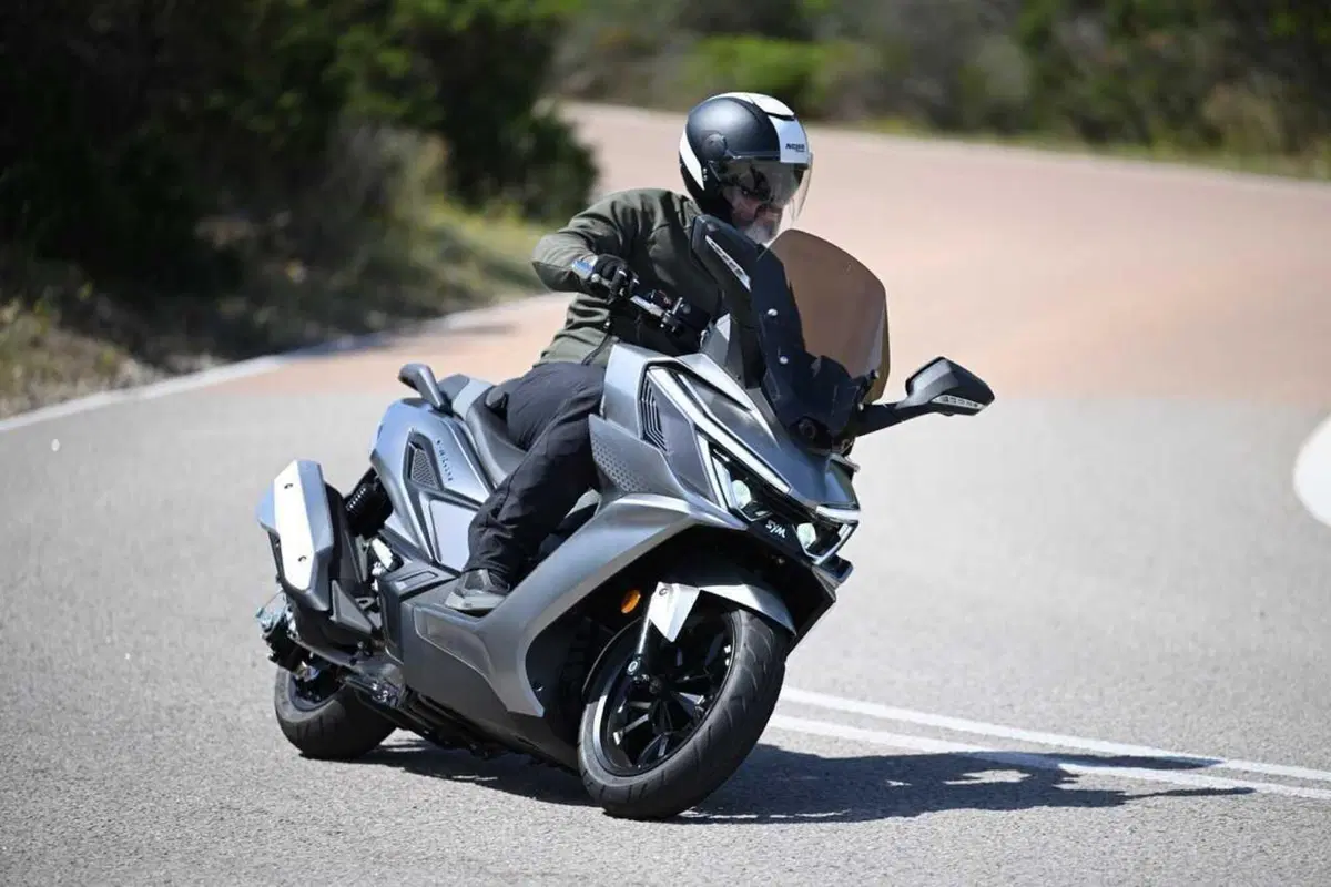 Uno scooter GT comodo e versatile a buon prezzo? Abbiamo testato il nuovo Cruisym 400 [VIDEO] (44)