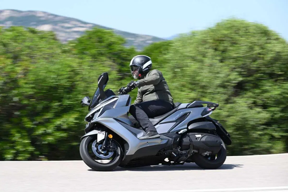 Uno scooter GT comodo e versatile a buon prezzo? Abbiamo testato il nuovo Cruisym 400 [VIDEO] (45)