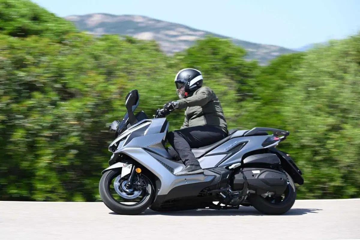 Uno scooter GT comodo e versatile a buon prezzo? Abbiamo testato il nuovo Cruisym 400 [VIDEO] (46)