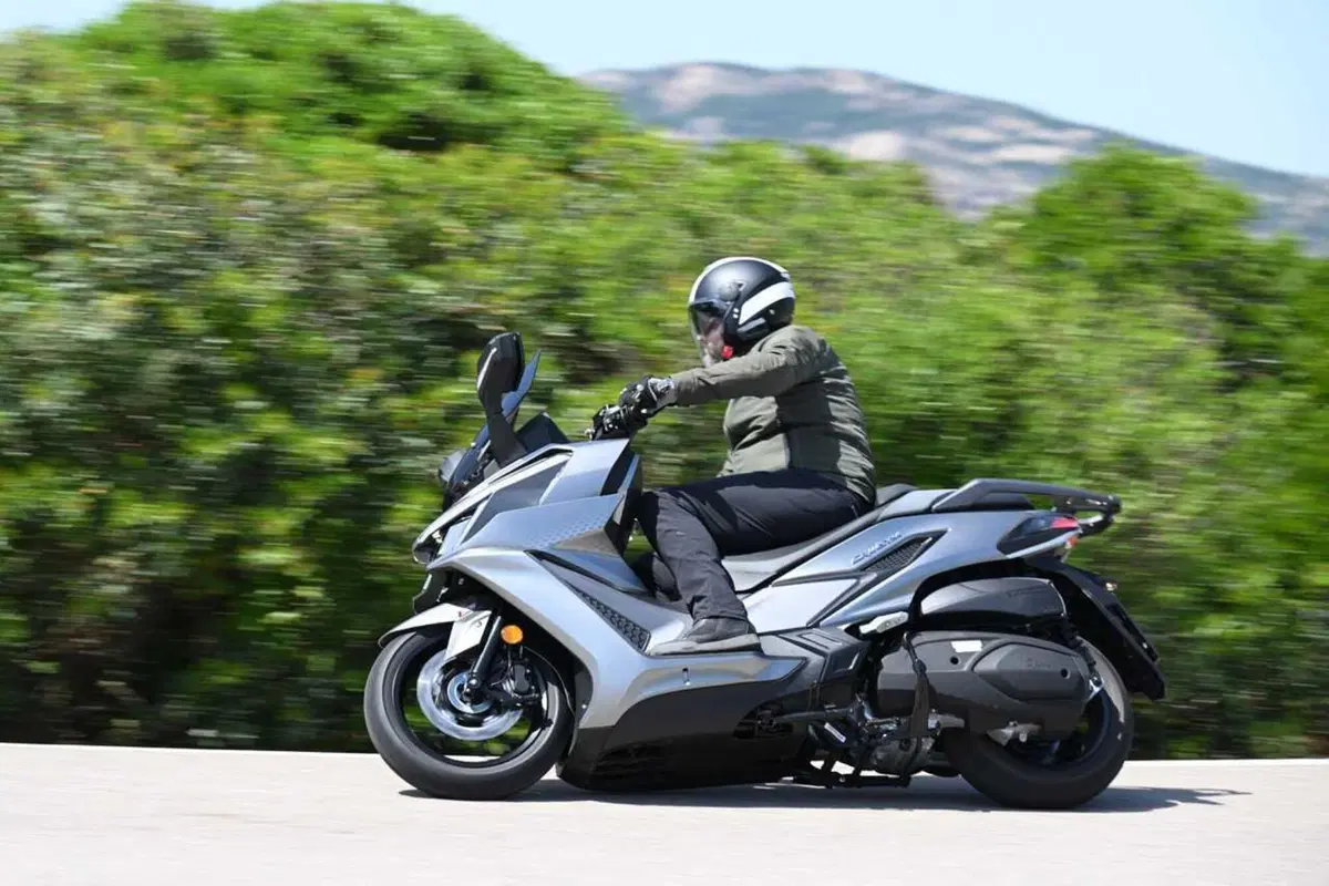 Uno scooter GT comodo e versatile a buon prezzo? Abbiamo testato il nuovo Cruisym 400 [VIDEO] (47)