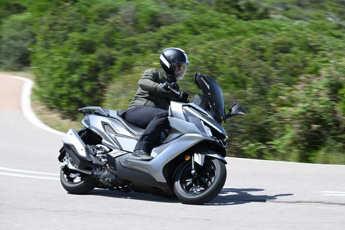 Uno scooter GT comodo e versatile a buon prezzo? Abbiamo testato il nuovo Cruisym 400 [VIDEO] (48)
