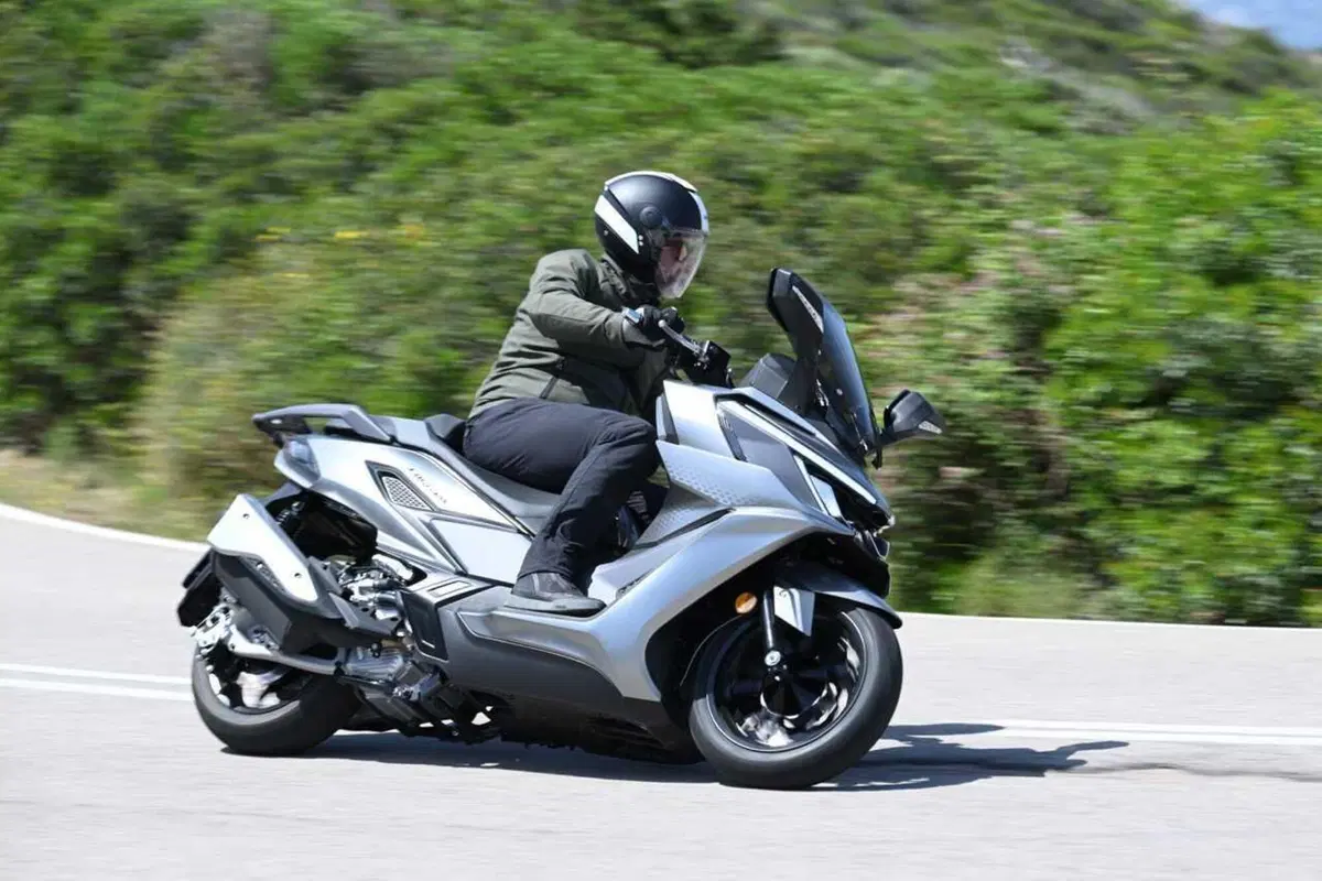 Uno scooter GT comodo e versatile a buon prezzo? Abbiamo testato il nuovo Cruisym 400 [VIDEO] (49)