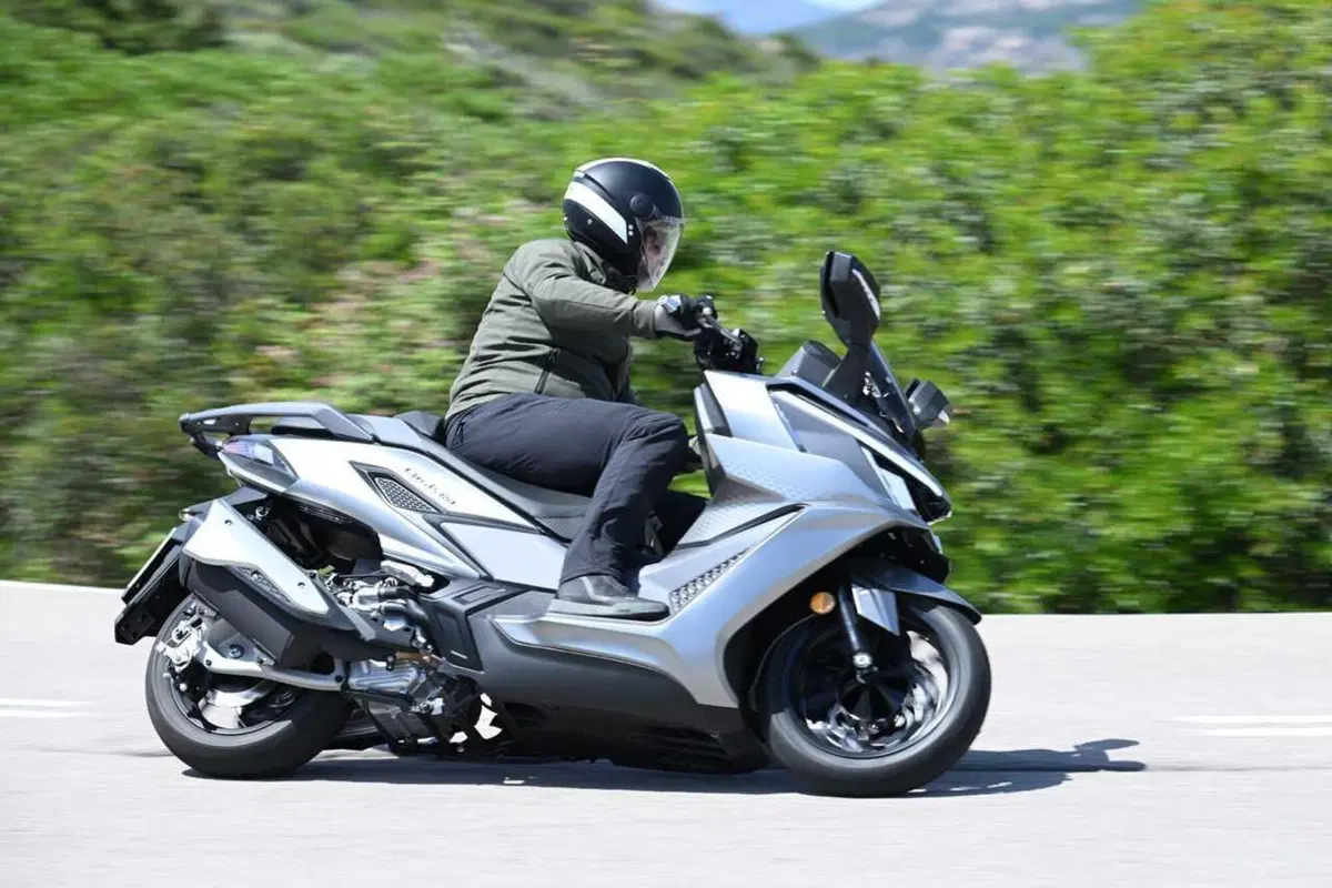 Uno scooter GT comodo e versatile a buon prezzo? Abbiamo testato il nuovo Cruisym 400 [VIDEO] (50)