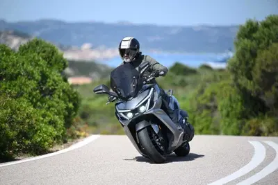 Uno scooter GT comodo e versatile a buon prezzo? Abbiamo testato il nuovo Cruisym 400 [VIDEO]