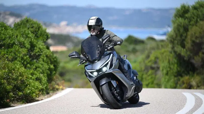 Uno scooter GT comodo e versatile a buon prezzo? Abbiamo testato il nuovo Cruisym 400 [VIDEO]
