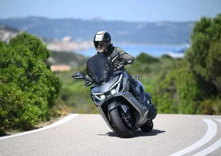 Uno scooter GT comodo e versatile a buon prezzo? Abbiamo testato il nuovo Cruisym 400 [VIDEO]