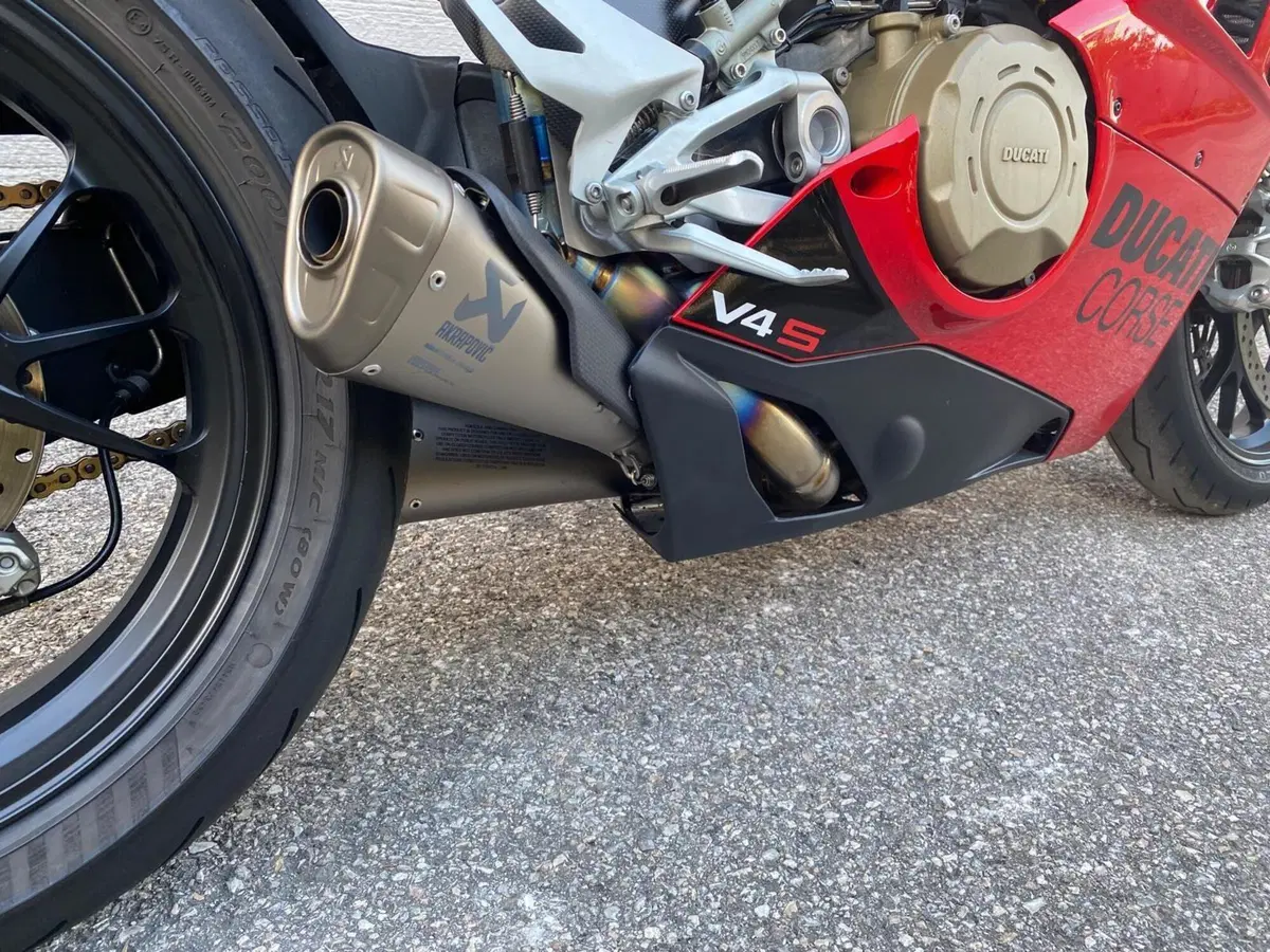 Ducati Panigale V4 S 1100 (2021) (4)