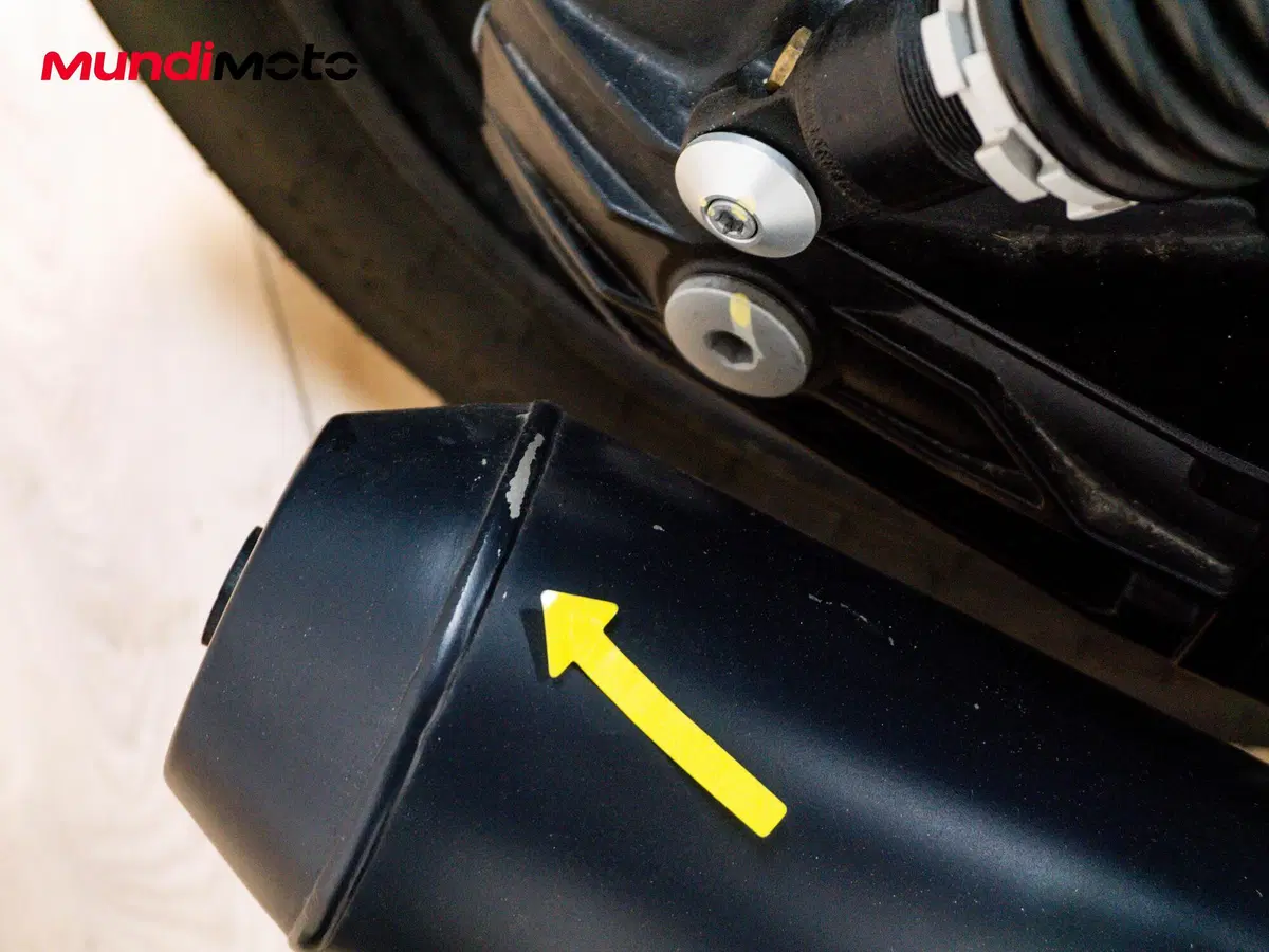 Moto Guzzi V9 Bobber (2016 - 18) (14)