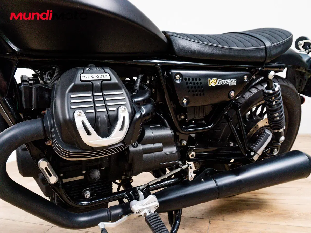 Moto Guzzi V9 Bobber (2016 - 18) (9)
