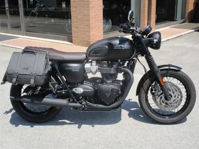 Triumph Bonneville T120 Stealth Edition (2024) usata