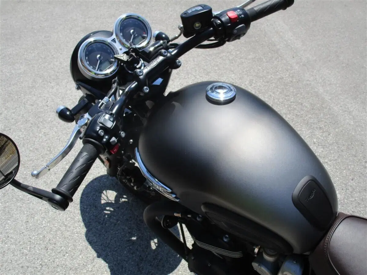 Triumph Bonneville T120 Stealth Edition (2024) (8)