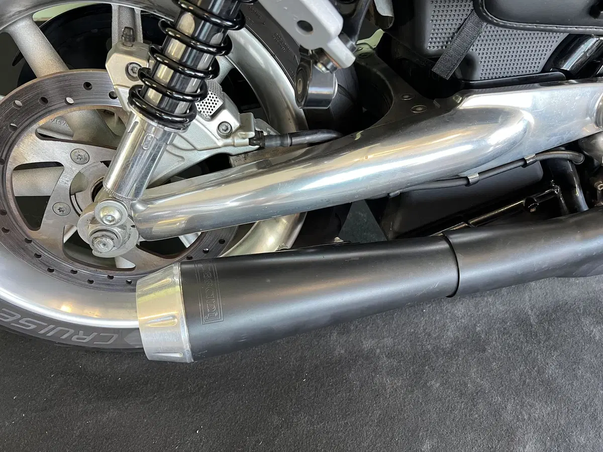 Harley-Davidson 1130 Street Rod (2006 - 07) - VRSCR (12)
