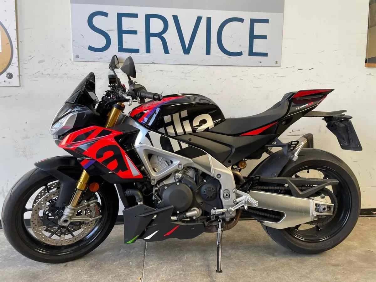 Aprilia Tuono V4 Factory (2021 - 24) (2)